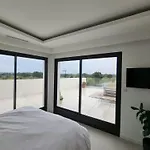 Vakantiehuis Contemporary Near Beaches *