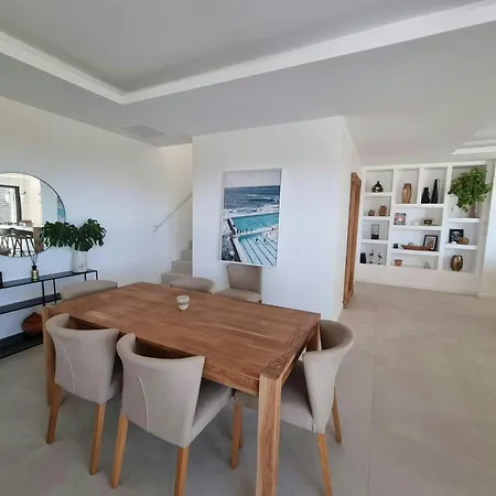Vakantiehuis Contemporary Near Beaches