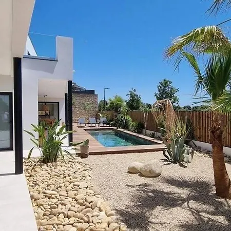 Contemporary Near Beaches Feriehus *