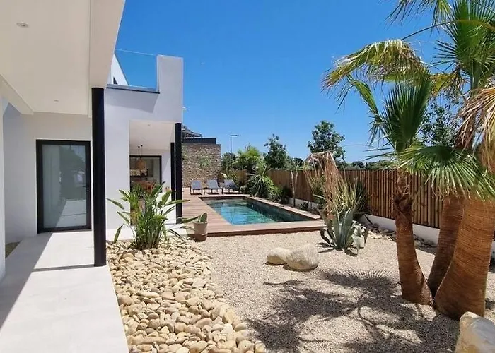 Contemporary Near Beaches Semesterbostad *